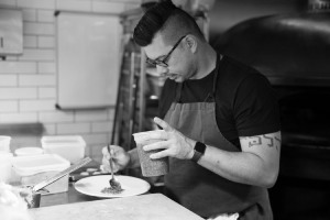 Alberto Landgraf consagra-se como um dos melhores chefs brasileiros, graças à sua inovação e domínio na cozinha.