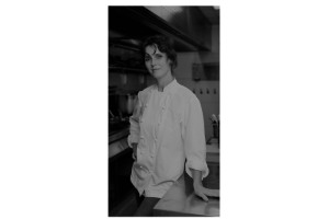 Helena Rizzo é uma das chefs brasileiras mais admiradas, reconhecida por sua criatividade e técnica refinada
