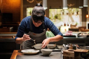 Manu Buffara trajetória revela o potencial dos melhores chefs brasileiros em oferecer uma cozinha sustentável, criativa e com muita personalidade.