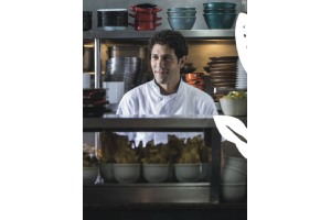 Rodrigo Oliveira é um dos chefs brasileiros que se destaca pela sua abordagem sustentável e sua forte ligação com ingredientes regionais.