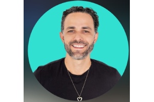 Thiago Godoy, conhecido como "Papa Financeiro", se destaca entre os melhores analistas financeiros devido à sua abordagem didática e acessível.