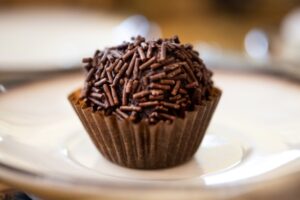 Por fim, embora muitos pensem que os pratos típicos do Brasil se limitam às refeições principais, o brigadeiro é, sem dúvida, uma das melhores sobremesas do país.