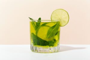 A caipirinha é, sem dúvida, a bebida mais emblemática do Brasil, reconhecida internacionalmente por seu sabor refrescante e simplicidade na preparação