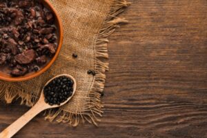 A feijoada é um dos pratos típicos mais emblemáticos do Brasil