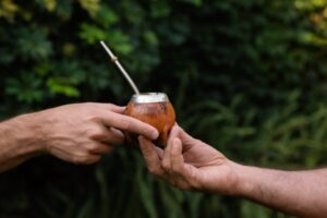O mate é uma bebida originária da América do Sul que se consolidou como uma das bebidas típicas mais apreciadas no Brasil.