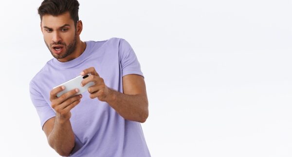 melhores celulares para jogos - homem jogando jogos no celular