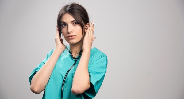melhores audiologistas - médico com estetoscópio