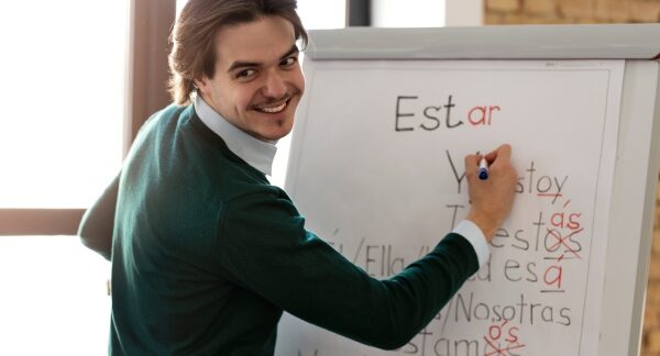escolas de espanhol - professor ensinando usando um quadro branco