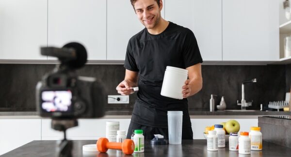 melhores marcas de creatina - homem preparando um batido com creatina