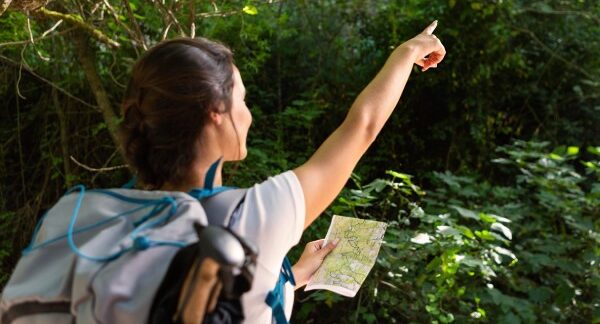 melhores lugares para ecoturismo no Brasil - Mulher fazendo uma rota de ecoturismo